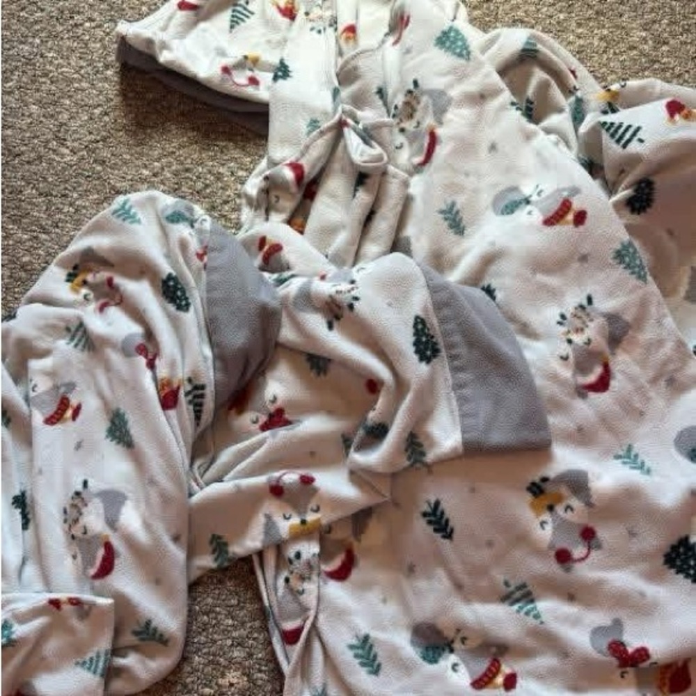 Queen Fleece Light Blanket & 2 Pillowcases